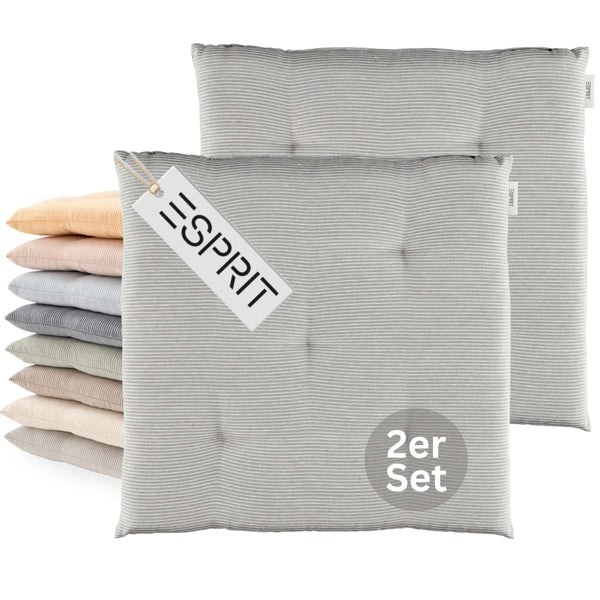 ESPRIT Logo auf einem Set aus zwei quadratischen Stuhlkissen mit horizontalem Streifenmuster.