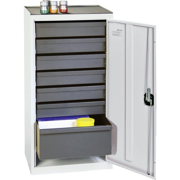 Galamio Pinienrinde 60 Liter, Körnung 40 bis 60 Millimeter, im Sack und lose vor einem Versandkarton.