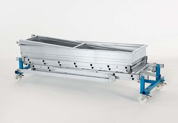 Zusammengeklapptes fahrbares Aluminiumgerüst mit blauem Grundrahmen und vier Lenkrollen.