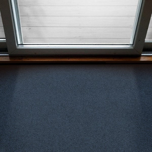 Detailaufnahme eines Fensters mit Rollladen