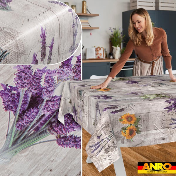 Abwaschbare Tischdecke mit Lavendel- und Sonnenblumenmotiven in Holzoptik, Detailansicht der Blumenmuster und Anwendung in der Küche. ANRO Logo.
