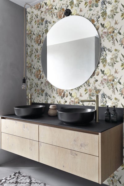 Badezimmer mit Doppelwaschtisch, runden Aufsatzwaschbecken und floraler Tapete