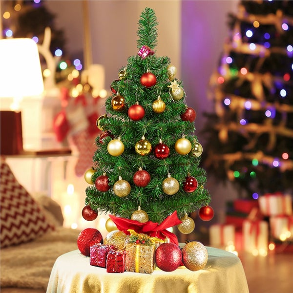 Dekorierter Weihnachtsbaum mit Geschenken auf einem Tisch
