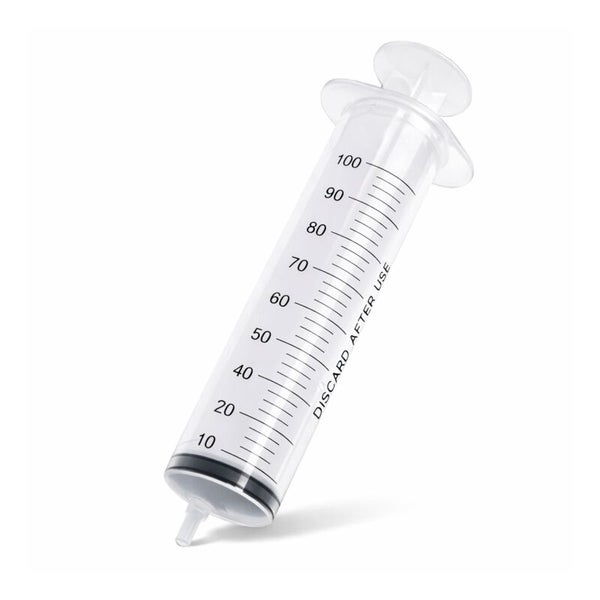 Transparente Kunststoffspritze mit 100 Milliliter Skala zum Abmessen von Flüssigkeiten.