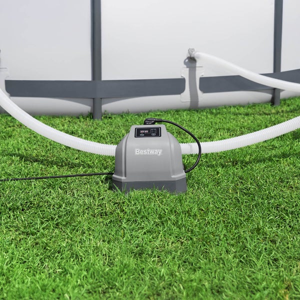 Bestway Logo. Pool Filterpumpe mit Schläuchen neben einem Pool auf Gras.