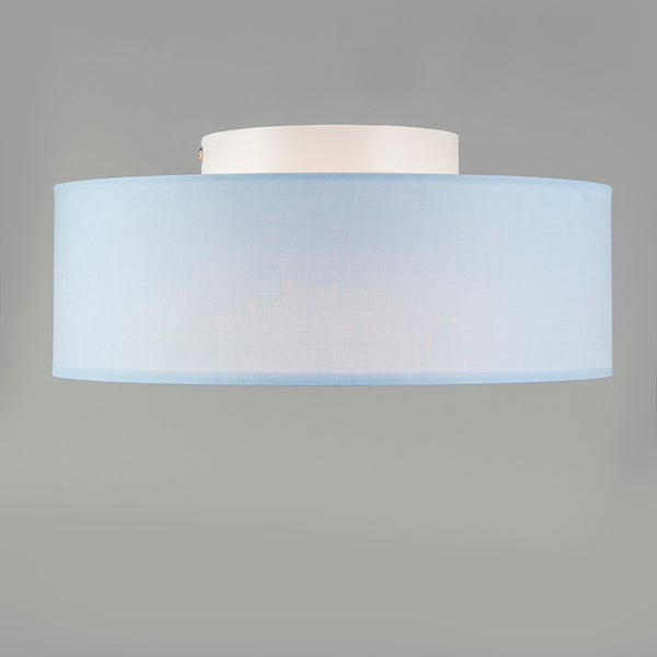 Deckenleuchte mit hellblauem Textilschirm und weißer Deckenhalterung, zylindrische Form.