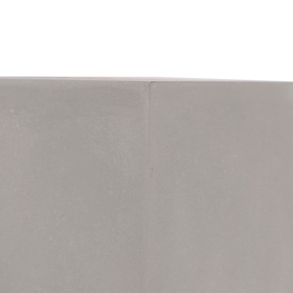 Detailansicht einer glatten Betonoberfläche und Ecke.