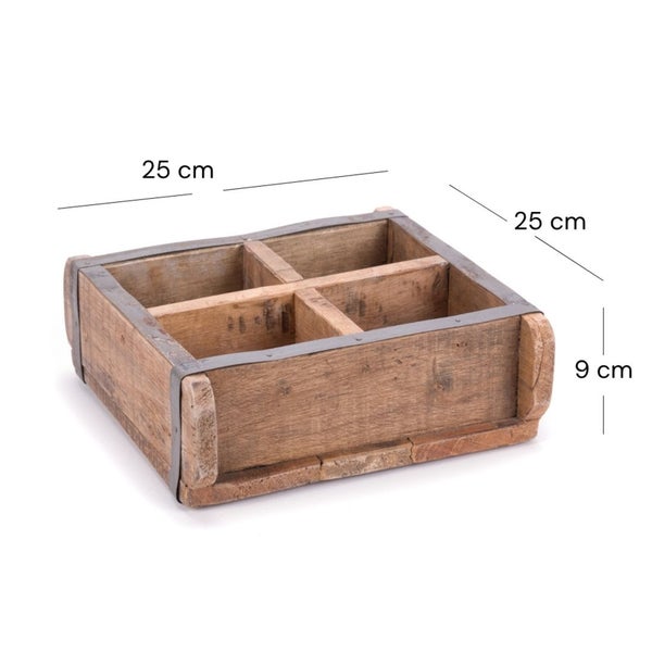 Quadratische Holzkiste mit 4 Fächern, Maße 25 mal 25 mal 9 Zentimeter, rustikaler Stil mit Metallband.