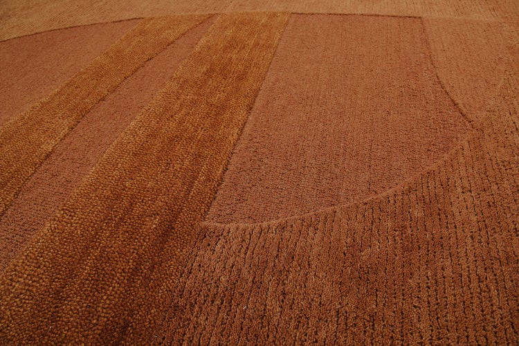 Strukturierter Teppich mit geometrischem Muster und verschiedenen Florhöhen.