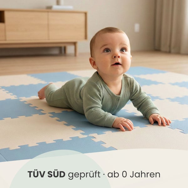 Baby auf einer Schaumstoff-Puzzlematte in einem hellen Zimmer. Geprüft vom Technischen Überwachungsverein Süd und geeignet ab null Jahren.