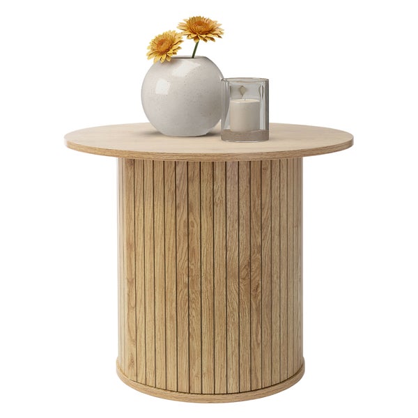 Runder Beistelltisch aus Holz mit zylindrischem Lamellen-Unterbau, dekoriert mit einer Blumenvase und einem Windlicht.