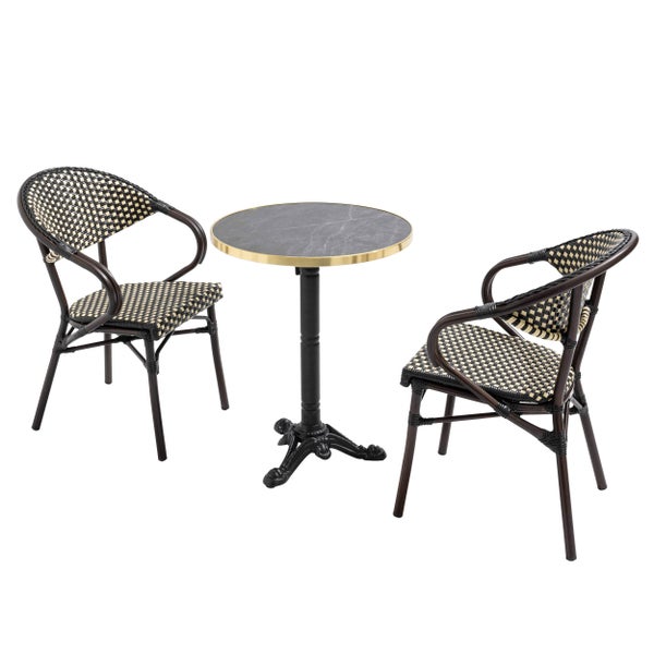 Bistrotisch mit Marmor-Optik-Platte und Goldrand sowie ein Bistro-Stuhl mit schwarz-weißem Geflecht auf einer Holzterrasse.
