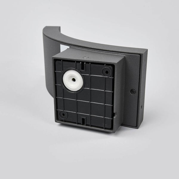 Rückansicht einer anthrazitfarbenen Außenwandleuchte mit Montageplatte und Kabeleinführung.