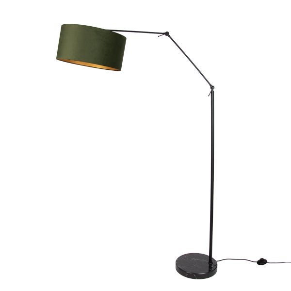 Moderne Bogenstehlampe mit verstellbarem Arm, rundem Lampenschirm und schwerem Fuß in Marmoroptik.