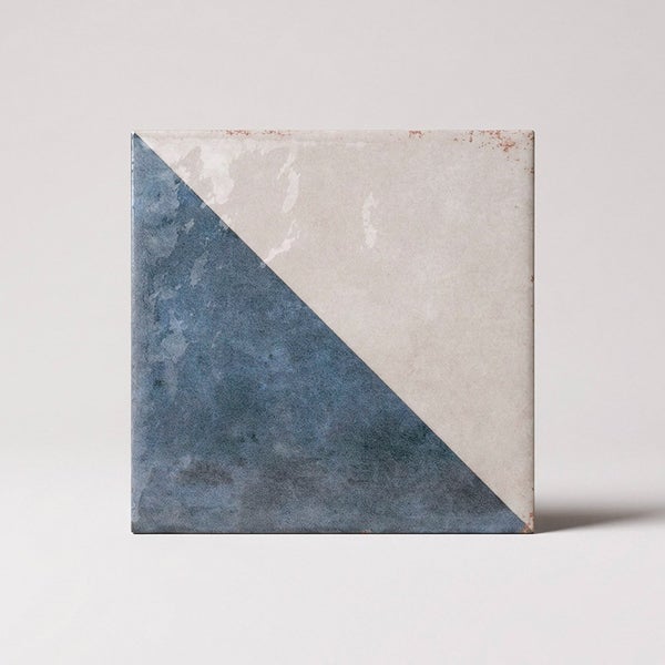 Quadratische Wandfliese mit diagonalem Muster in Steinoptik