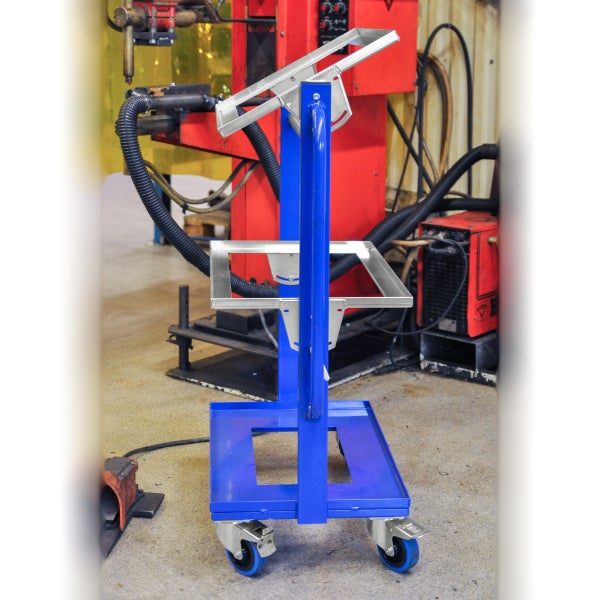 Blauer Werkzeugwagen mit Rollen für den Transport