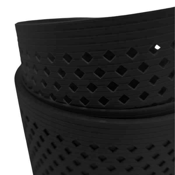 Detailansicht eines schwarzen Pflanzgefäßes mit Rautenmuster