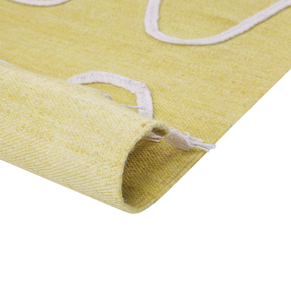 Teppich mit abstraktem Muster und leicht eingerollter Ecke