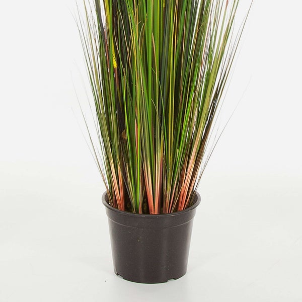 Künstliches Gras in einem schwarzen Kunststofftopf.