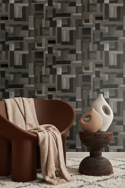 Dekorative Wand mit Holzpaneel-Tapete, Sessel, Decke und dekorativen Vasen auf einem Beistelltisch