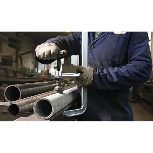 Metallrohr mit Schraubzwinge fixiert