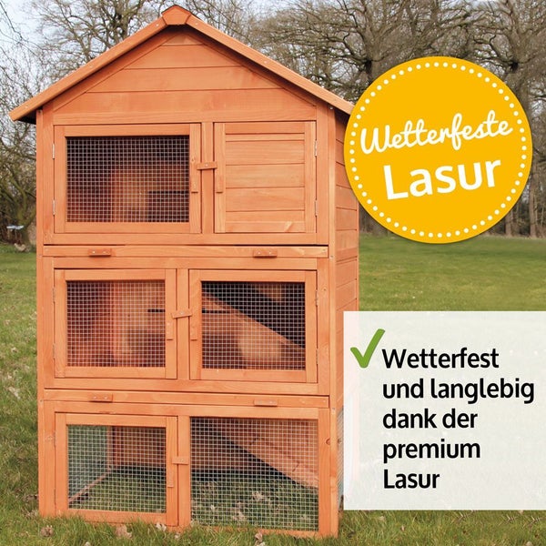 Wetterfester Kleintierstall aus Holz mit drei Etagen und Drahtgittertüren im Außenbereich.