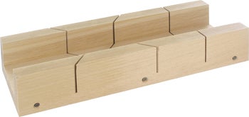 Gehrungslade aus Holz mit Schlitzen für 45 und 90 Grad Winkel.