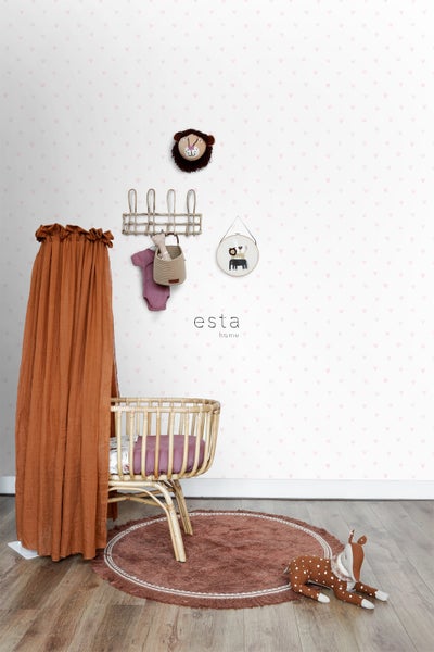 Kinderzimmer mit Babybett, Baldachin, Teppich und Wanddekorationen für eine gemütliche Atmosphäre