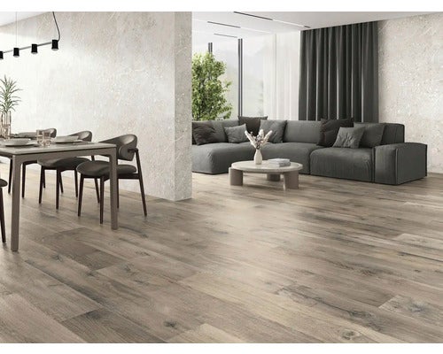 Heller Wohnraum mit Holzbodenfliesen, Esstisch und Sitzecke