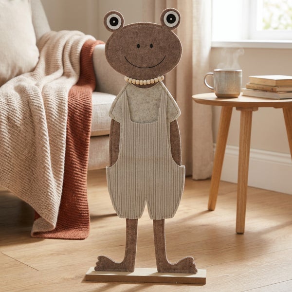 Dekorative stehende Froschfigur aus Filz mit Holzsockel als Wohnaccessoire für Innenräume.