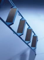 Treppe mit Holzstufen und Metallrahmen.