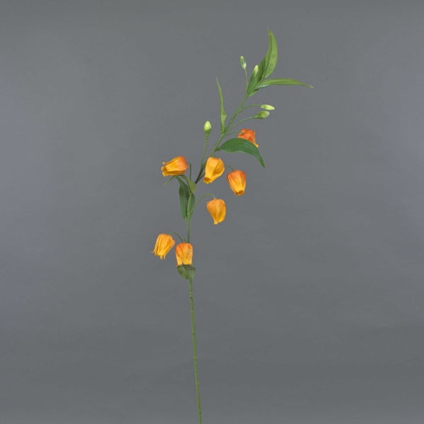 Künstliche Lilie mit grünen Blättern und geschlossenen weißen Knospen.