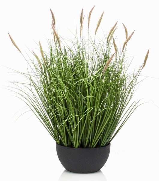 Künstliches Ziergras mit federartigen, bräunlichen Blütenständen und grünen Grashalmen.