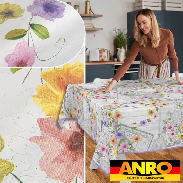 Tischdecke mit Blumenmuster und japanischen Schriftzeichen auf einem Esstisch