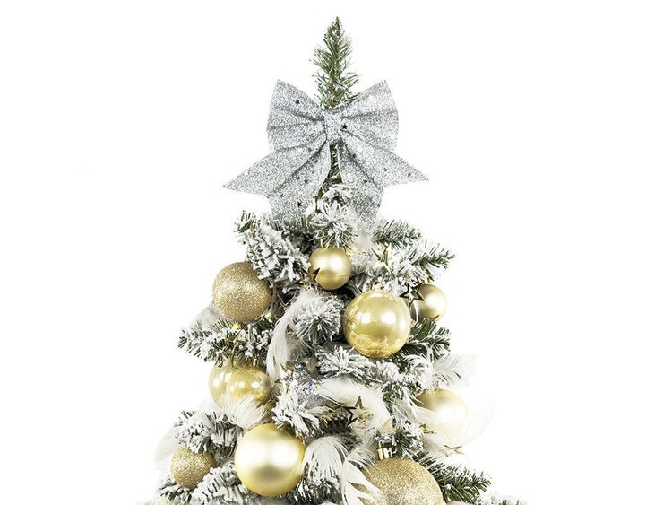 Weihnachtsbaum mit künstlich verschneiten Zweigen, geschmückt mit Weihnachtskugeln und einer großen Schleife als Baumspitze.