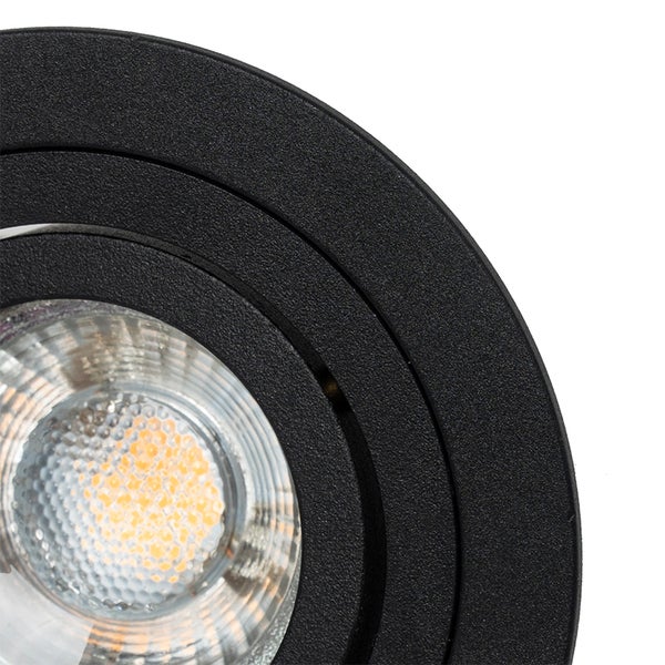 Detailaufnahme eines schwarzen Einbaustrahlers mit strukturierter Oberfläche und LED Leuchtmittel.