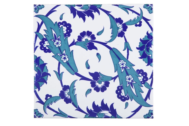 Quadratische Dekorfliese mit floralem Muster