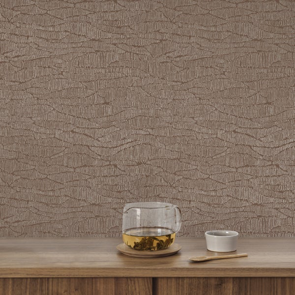 Nahaufnahme einer braunen Strukturtapete im Innenraum