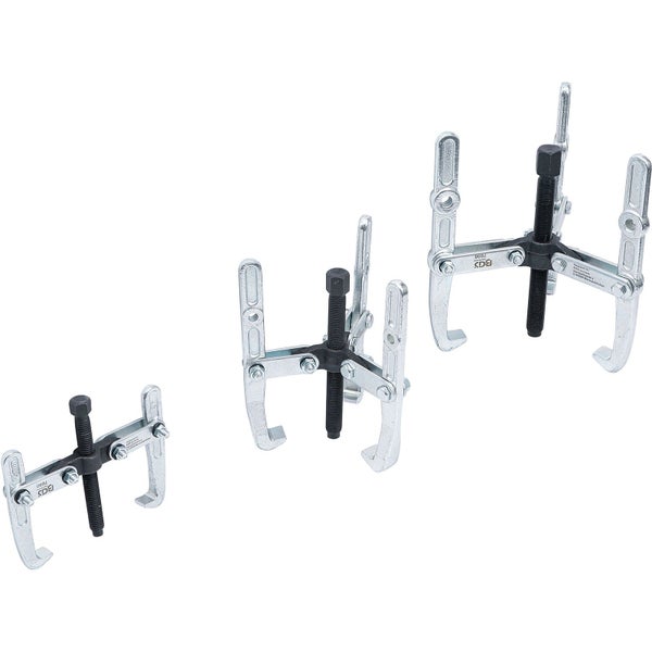 Eine Person verwendet ein Multifunktionswerkzeug von Fein zum Abschleifen einer Holzjalousie.