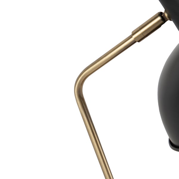 Detailaufnahme einer Schreibtischlampe mit Metallgestell