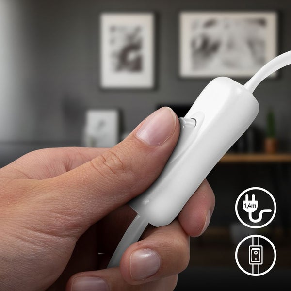 Hand bedient weißen Schnurschalter an einem 1,4 Meter langen Kabel in einem Wohnzimmer.