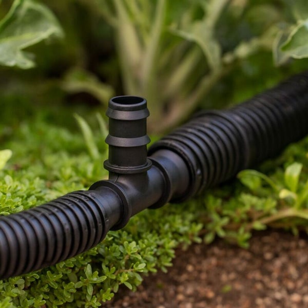 Merkmale eines T-Verbinders für Bewässerungssysteme: einfache Installation, zuverlässige Dichtung bis 4 bar und langlebiges Material.