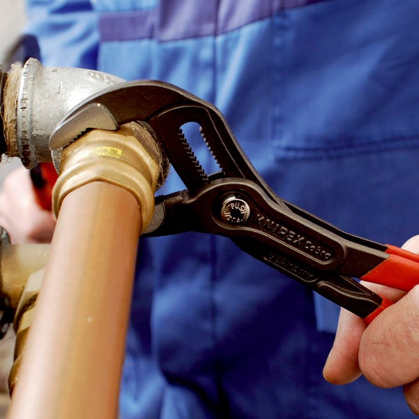 Knipex Cobra Wasserpumpenzange im Einsatz an einem Rohr