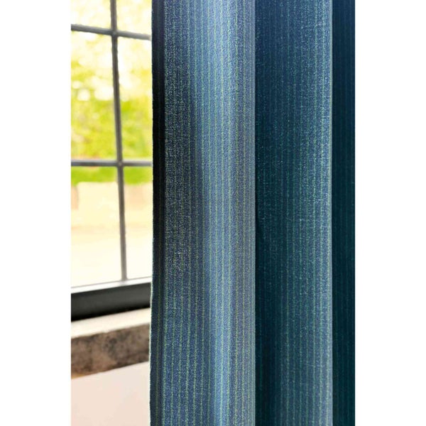 Dekorative Fenstergardine mit Streifenmuster für eine helle und freundliche Atmosphäre