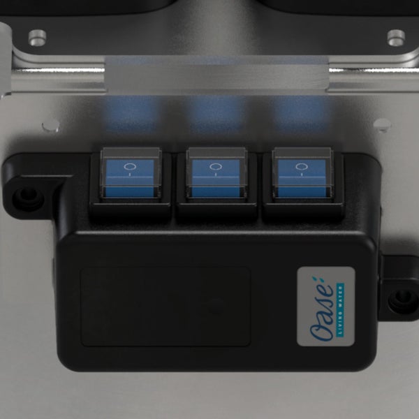 Schwarze Oase Steuereinheit mit drei blauen Wippschaltern und Oase Logo.
