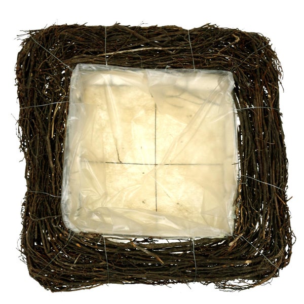 Quadratischer Pflanzkasten aus Zweigen mit Folie