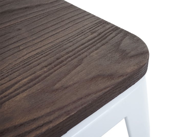 Detailansicht eines Hockers mit Sitzfläche aus Holz