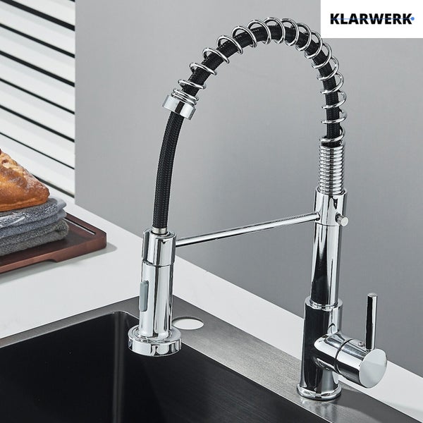 Einhebel-Küchenarmatur mit flexibler Spiralfeder und ausziehbarer Geschirrbrause von Klarwerk an einer Spüle in einer modernen Küche. Klarwerk Logo.