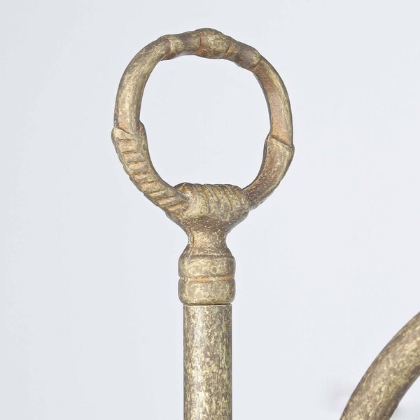 Detailansicht einer Stehleuchte mit rundem Lampenschirmhalter.