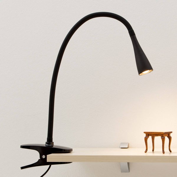 Schwarze LED-Klemmleuchte mit flexiblem Hals und konischem Kopf, an einem Holzregal festgeklemmt.